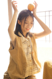 双腿大开坐在椅子上